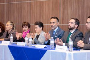 Fernando Flores Fernández toma protesta a médicas mexiquenses en Metepec