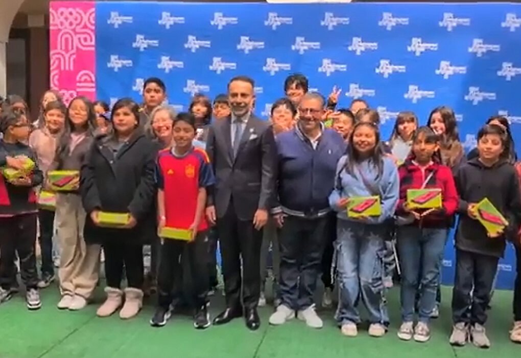 Fernando Flores entrega tabletas a estudiantes de Metepec