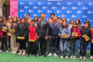Fernando Flores entrega tabletas a estudiantes de Metepec