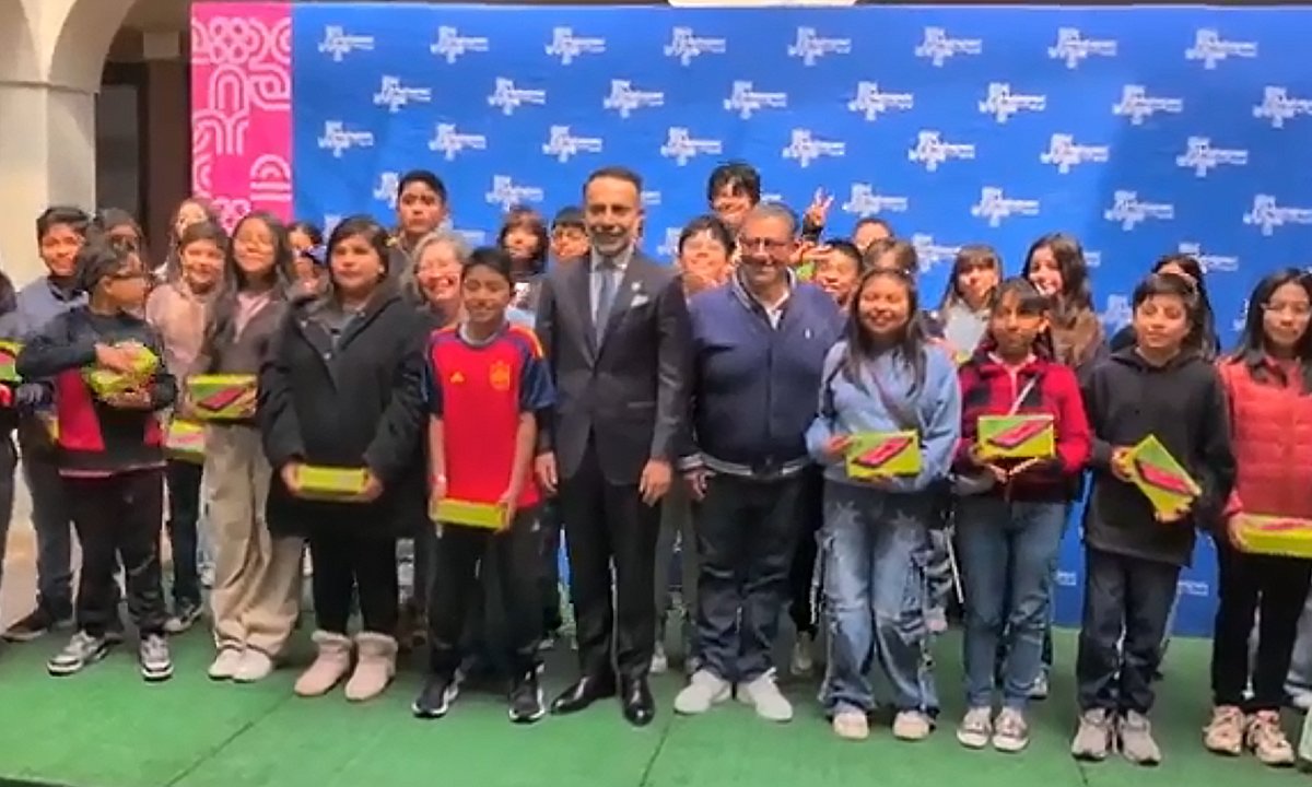 Fernando Flores entrega tabletas a estudiantes de Metepec