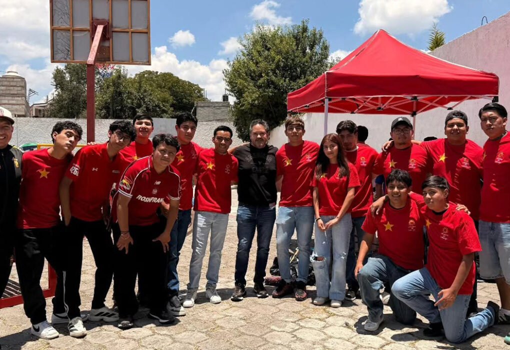Jóvenes y alcalde Omar Sánchez rescatan cancha en Calimaya