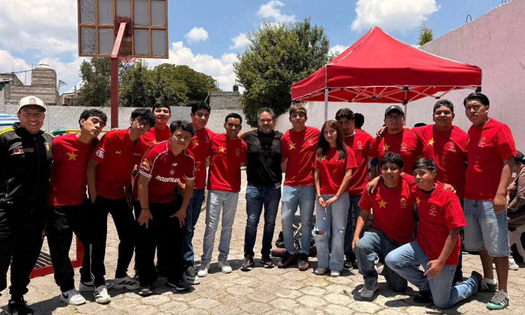 Jóvenes y alcalde Omar Sánchez rescatan cancha en Calimaya