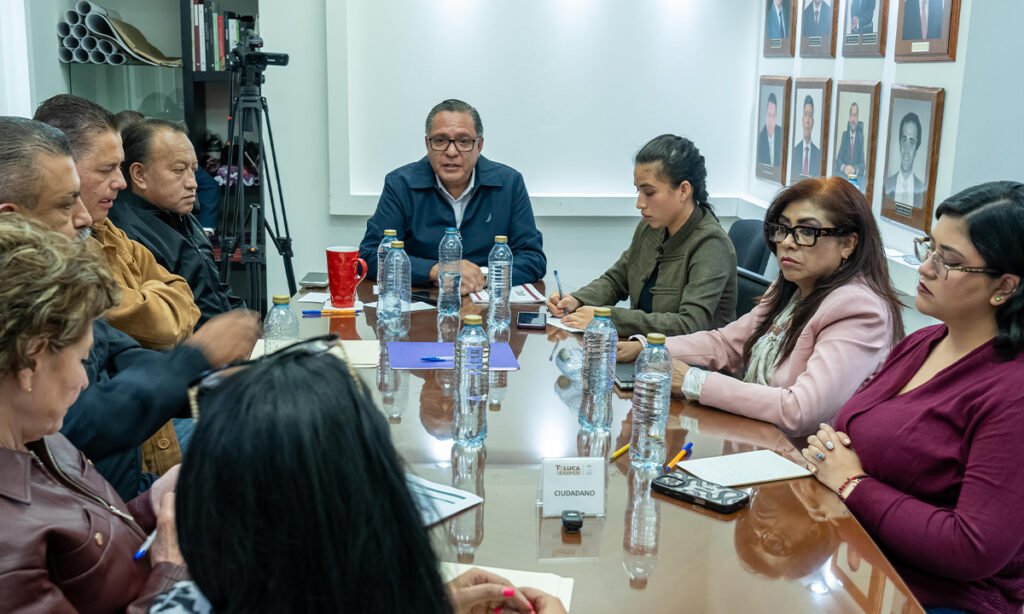 Ricardo Moreno escucha a vecinos en debate sobre uso de suelo