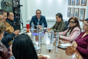 Ricardo Moreno escucha a vecinos en debate sobre uso de suelo