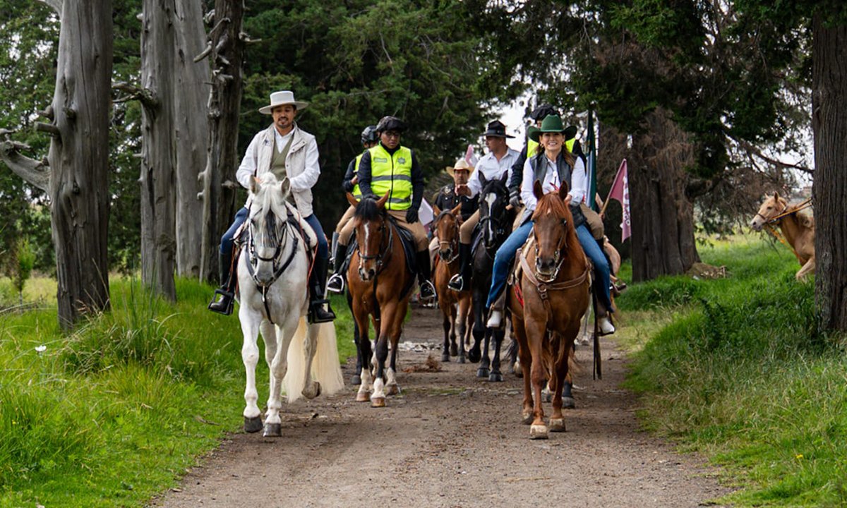 Cabalgata con Causa reúne a 300 jinetes en Toluca