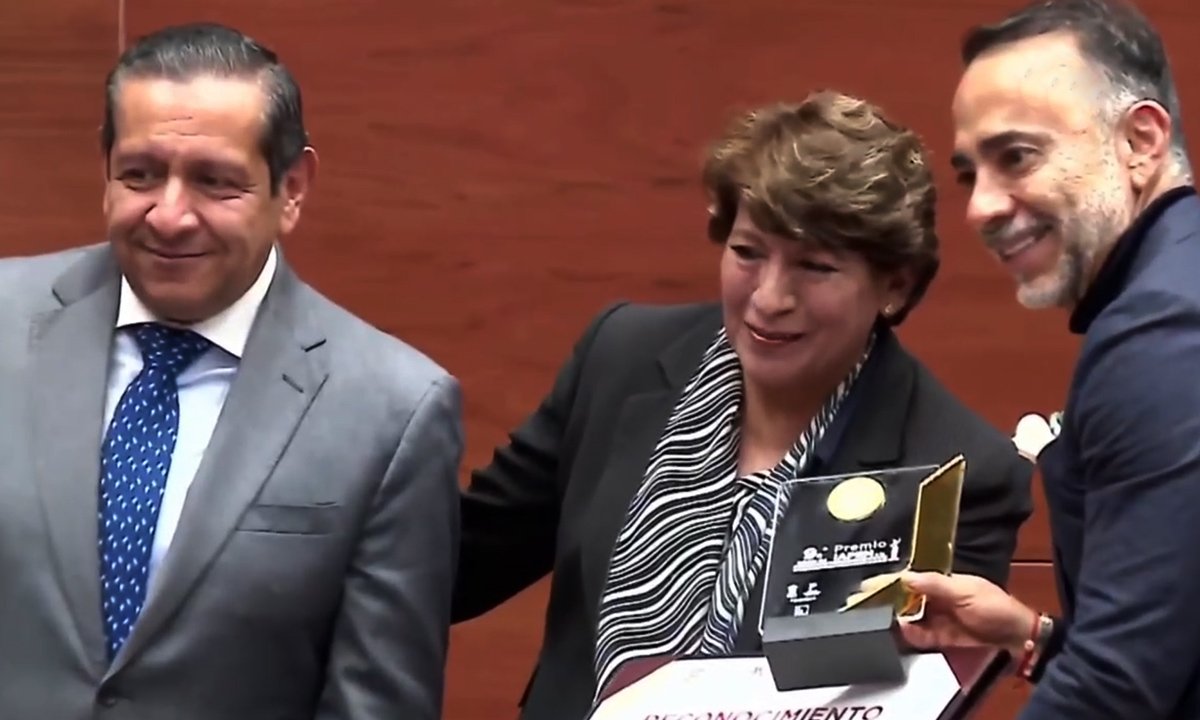 Fernando Flores recibe galardones en Premio IAPEM