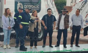 Nancy Valdez entrega dos unidades de recolección en Ocoyoacac