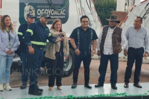 Nancy Valdez entrega dos unidades de recolección en Ocoyoacac