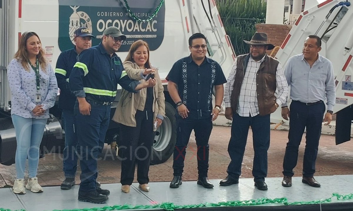 Nancy Valdez entrega dos unidades de recolección en Ocoyoacac
