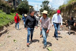 Omar Sánchez anuncia puente peatonal en Calimaya
