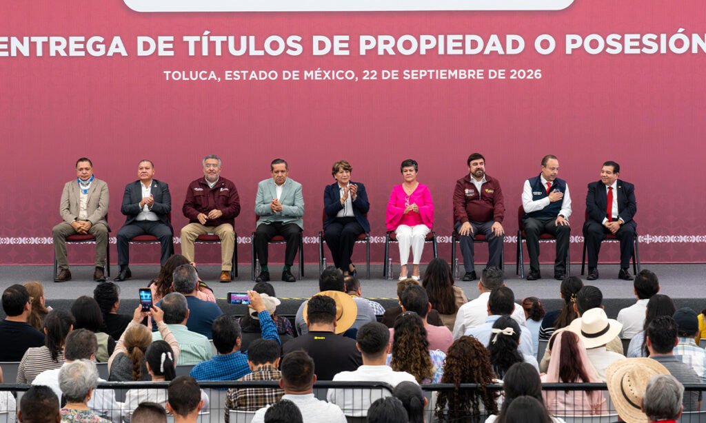 Entregan más de cinco mil títulos de propiedad a familias mexiquenses