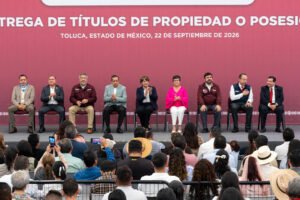 Entregan más de cinco mil títulos de propiedad a familias mexiquenses