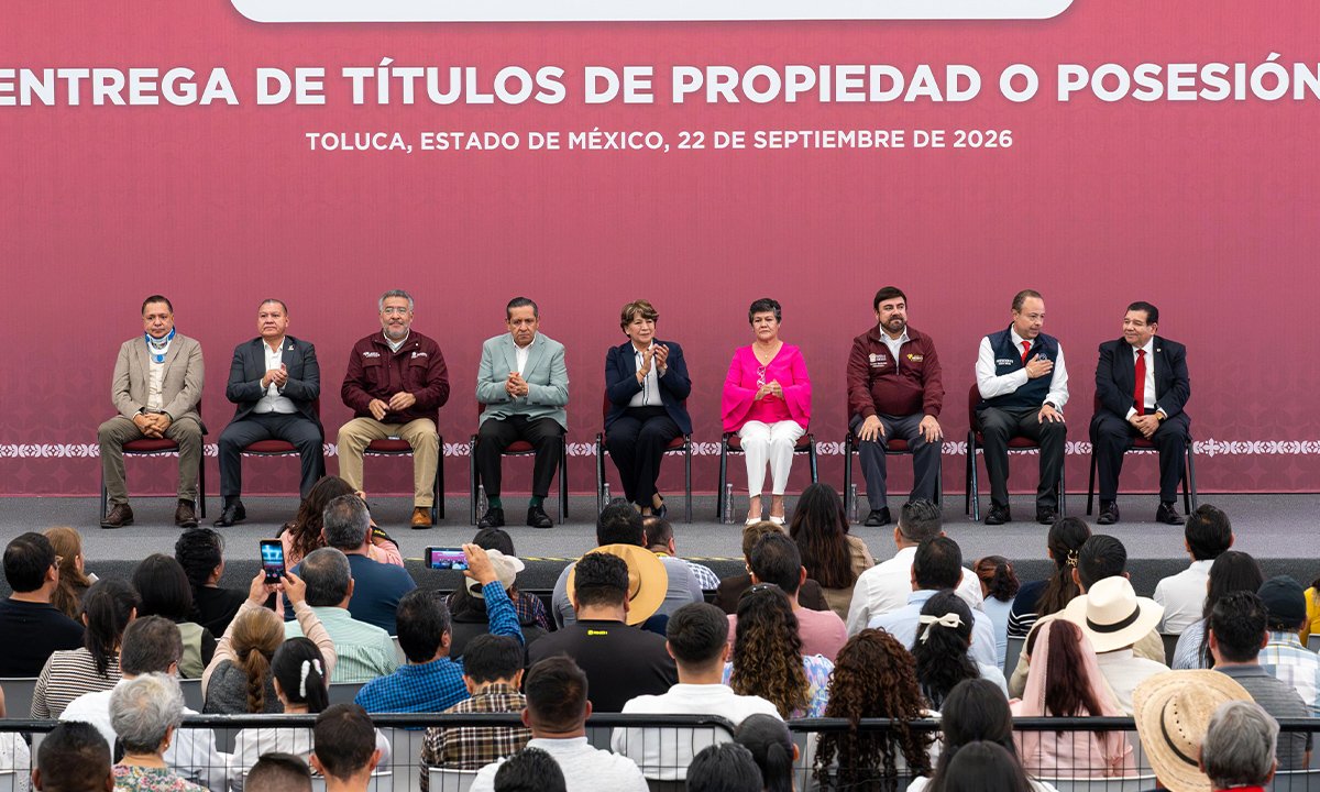 Entregan más de cinco mil títulos de propiedad a familias mexiquenses