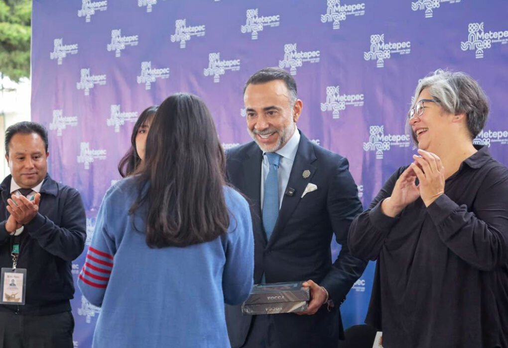 Fernando Flores entrega tabletas a estudiantes del CECyTEM