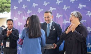 Fernando Flores entrega tabletas a estudiantes del CECyTEM