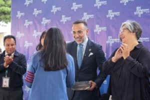 Fernando Flores entrega tabletas a estudiantes del CECyTEM