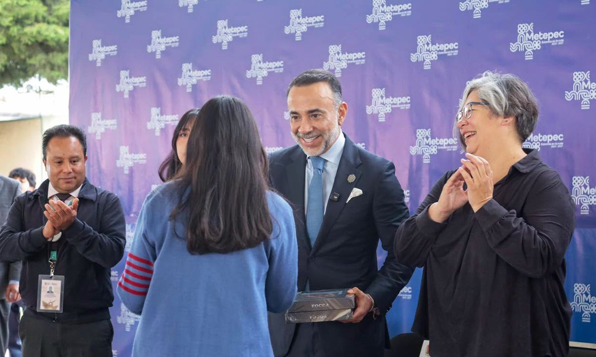 Fernando Flores entrega tabletas a estudiantes del CECyTEM