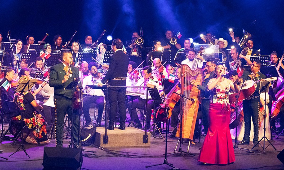 OFiT presenta homenaje a Juan Gabriel ante teatro lleno