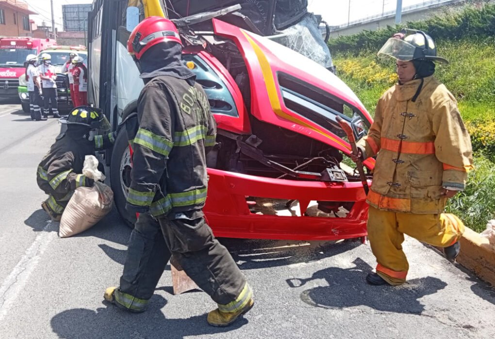 Toluca atiende accidente de autobús en Las Torres