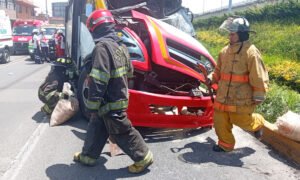 Toluca atiende accidente de autobús en Las Torres