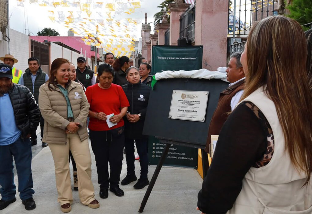 Nancy Valdez entrega puente y calle en dos comunidades de Ocoyoacac