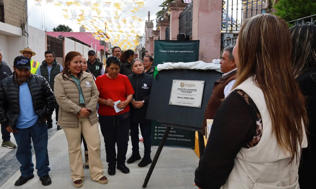 Nancy Valdez entrega puente y calle en dos comunidades de Ocoyoacac