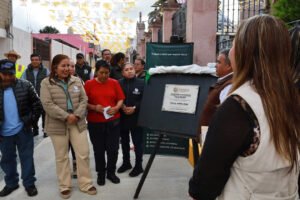 Nancy Valdez entrega puente y calle en dos comunidades de Ocoyoacac