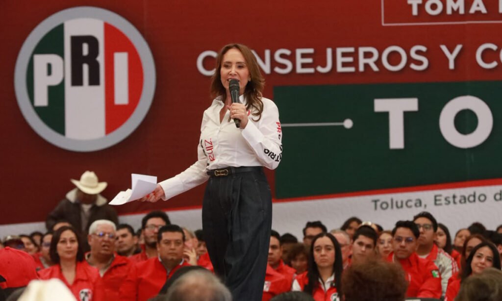Cristina Ruiz toma protesta a estructura del PRI en Toluca