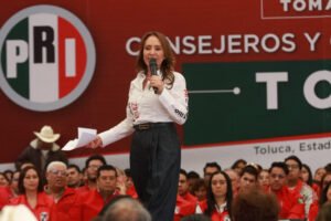 Cristina Ruiz toma protesta a estructura del PRI en Toluca