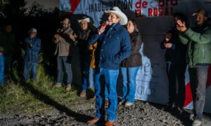 El alcalde Rodolfo Noguez Barajas encabezó la entrega de la obra, instalada a lo largo del camino principal de la comunidad