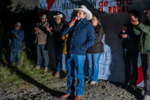 El alcalde Rodolfo Noguez Barajas encabezó la entrega de la obra, instalada a lo largo del camino principal de la comunidad