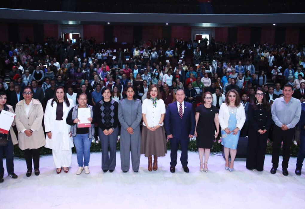 Entregan 800 títulos de propiedad a familias de 13 municipios mexiquenses