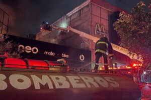 Evacúan a 200 personas por incendio en el centro de Toluca