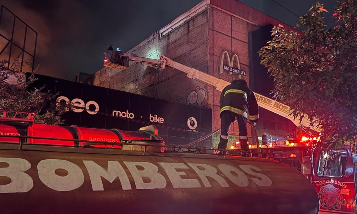 Evacúan a 200 personas por incendio en el centro de Toluca