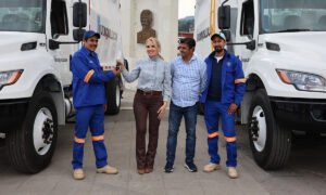 Huixquilucan suma cinco camiones de basura y once vehículos utilitarios