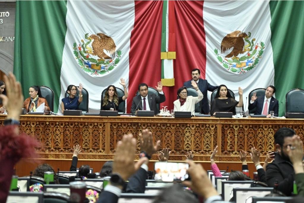 comparecen secretarios en el Congreso local
