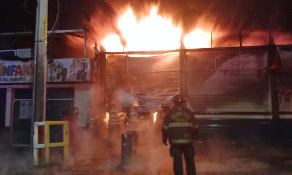 Incendio en local de llantas sobre Calzada al Pacífico, en Toluca