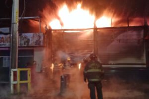 Incendio en local de llantas sobre Calzada al Pacífico, en Toluca