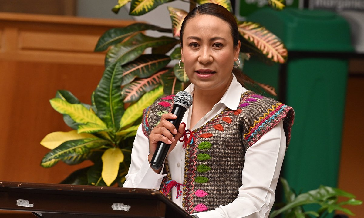 Leticia Mejía lleva al Congreso mexiquense poesía bilingüe otomí