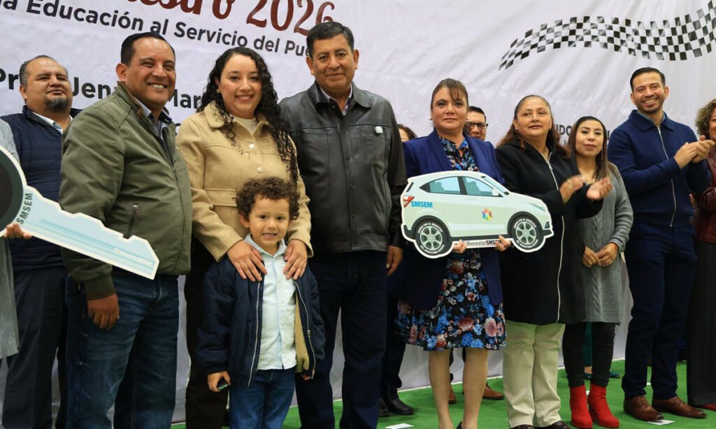 SMSEM entrega 126 automóviles a docentes ganadores de sorteos