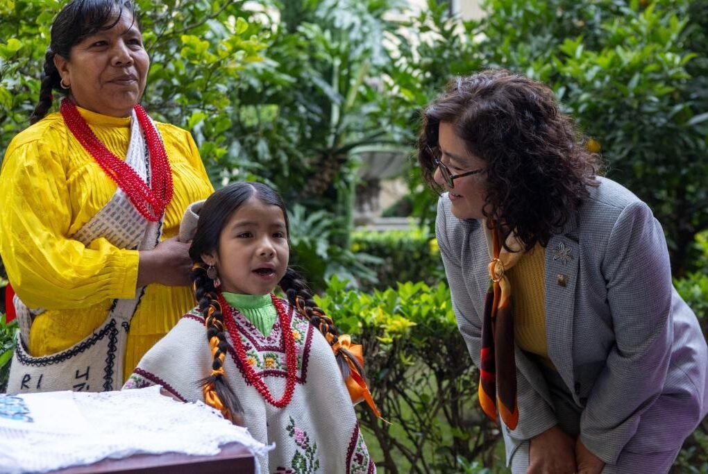 acompañan estudiantes indígenas
